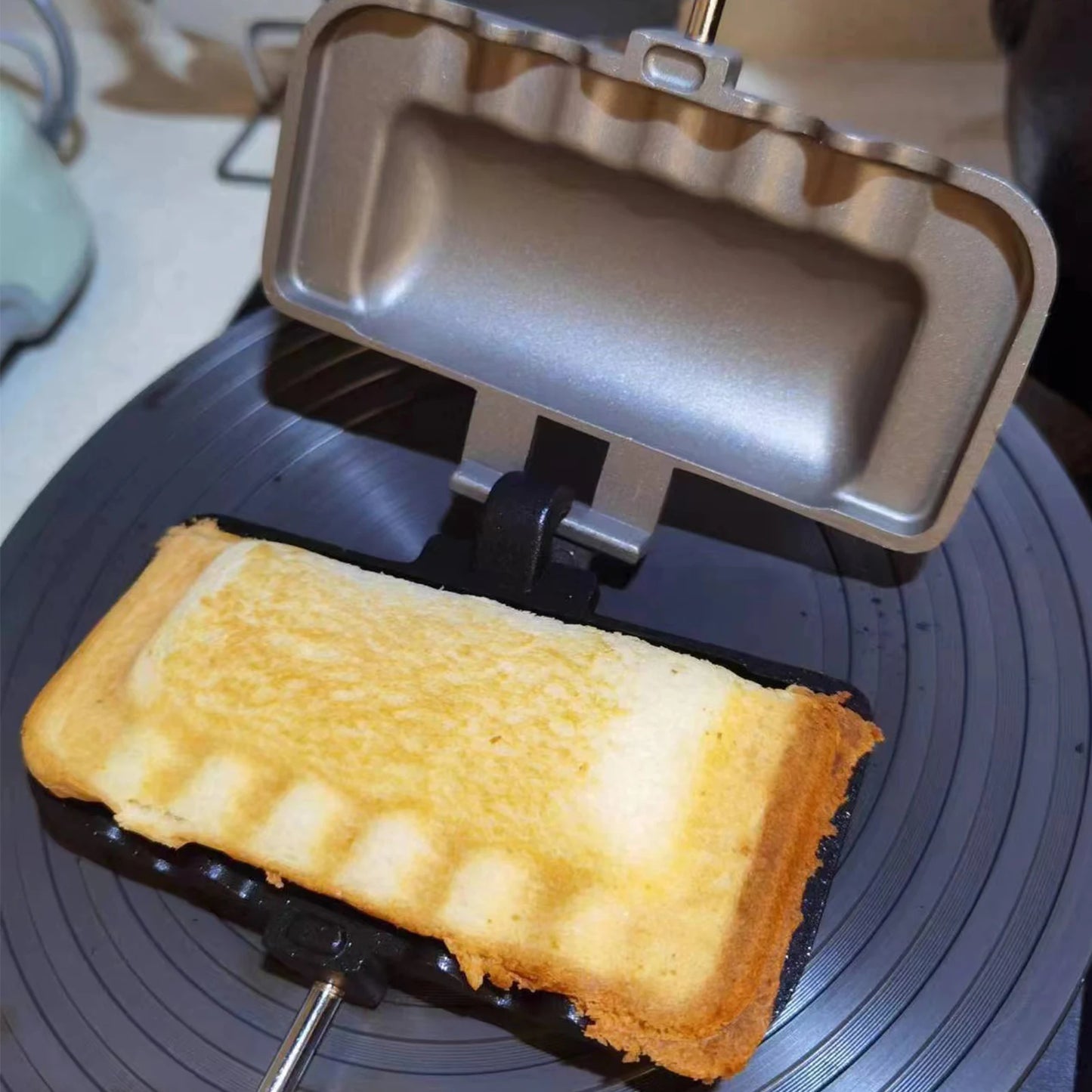 Double-Sided Sandwich Maker Pan – Non-Stick Flip Breakfast Toastie Maker for Sandwiches Hot Dogs, Omelettes, Pancakes & Camping Cooking