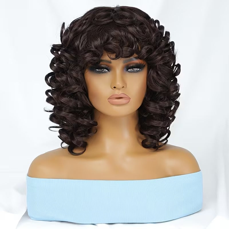 Esprimi la tua personalità con il massimo del volume grazie alla nostra Parrucca Afro Corta e Riccia da 35 cm con Frangia. TK